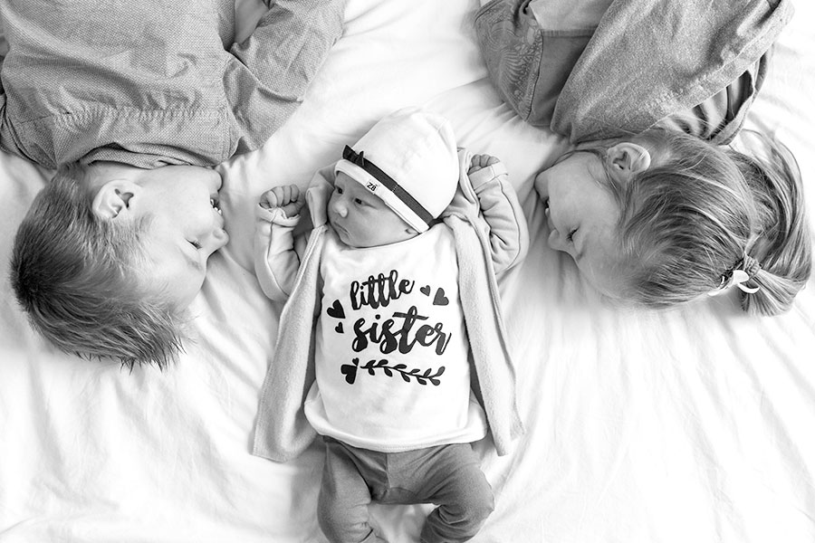 lifestyle newbornfotograaf pijnacker baby met broer en zus