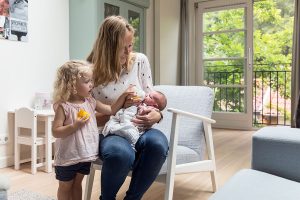 lifestyle newbornfotograaf amsterdam baby en zus