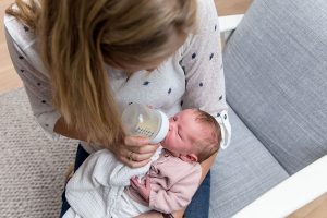 lifestyle newbornfotograaf amsterdam baby flesje