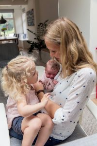 lifestyle newbornfotograaf amsterdam baby en zus