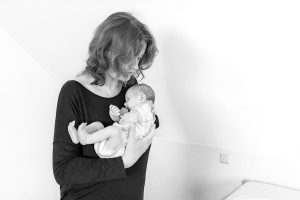 lifestyle newbornfotograaf Delft met mama