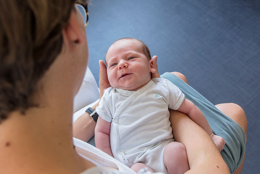 lifestyle newborn fotografie Delft lachende baby