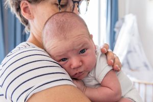 lifestyle newborn fotografie Delft knuffelen
