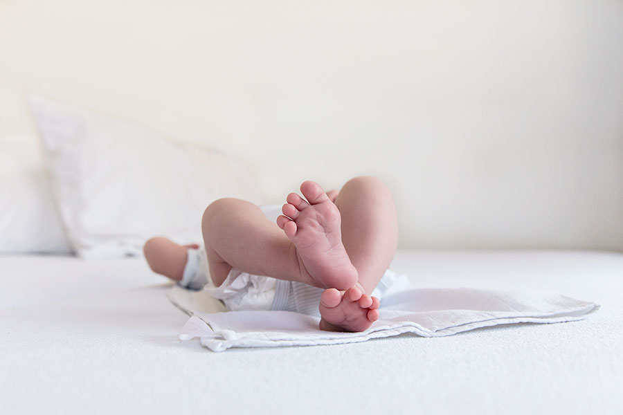 lifestyle newborn fotografie Delft babyvoetjes