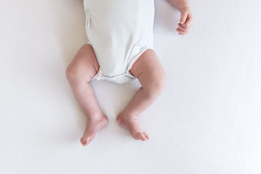 lifestyle newborn fotografie Delft babyvoetjes