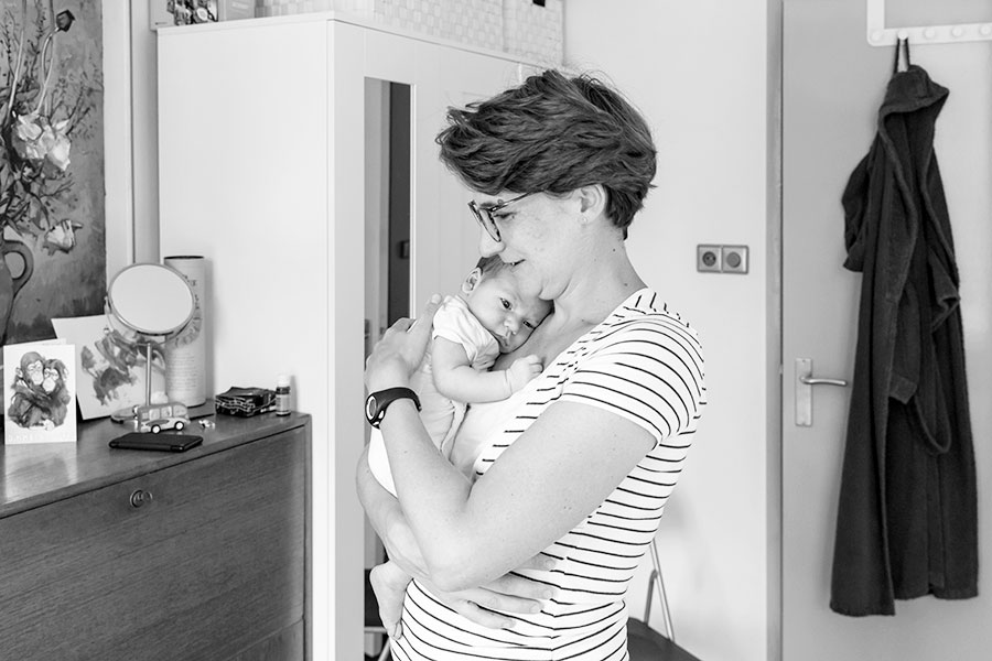 lifestyle newborn fotografie Delft mama en baby