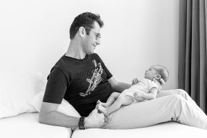 lifestyle newborn fotografie Delft papa en baby