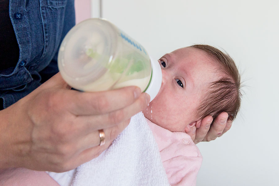 lifestyle newbornshoot baby flesje