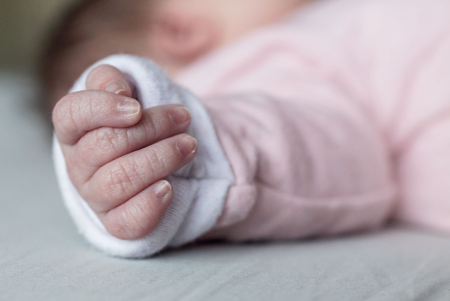 lifestyle newbornshoot babyhand