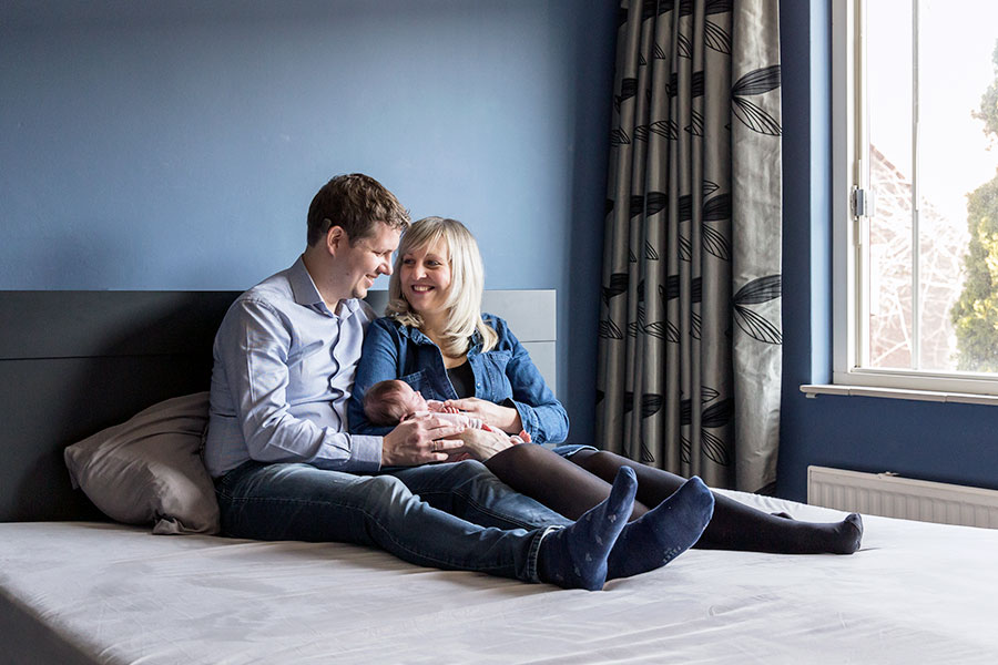 lifestyle newbornshoot baby met papa en mama
