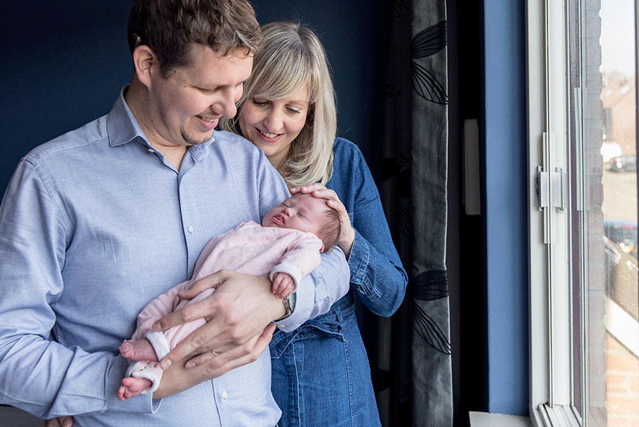 lifestyle newbornshoot baby met papa en mama