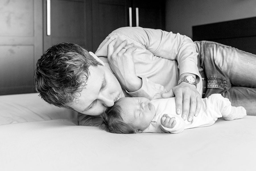 lifestyle newbornshoot baby met papa