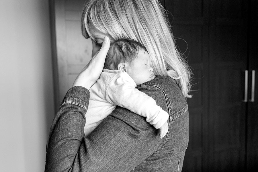 lifestyle newbornshoot baby met mama